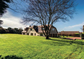 Luxury, Spacious Home with Private Driveway Beaches and Gower in close proximity